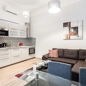 Quiet Nest In The Bustling Centre Of Appartamento Budapest