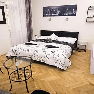 Black & White By Wenceslas Square And Muzeum Appartamento Praga